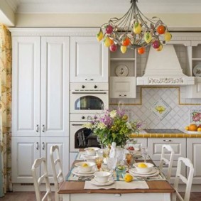 coin repas dans le cadre de la table de la cuisine