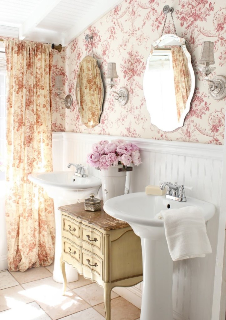 Papier peint fleuri dans la salle de bain shabby chic