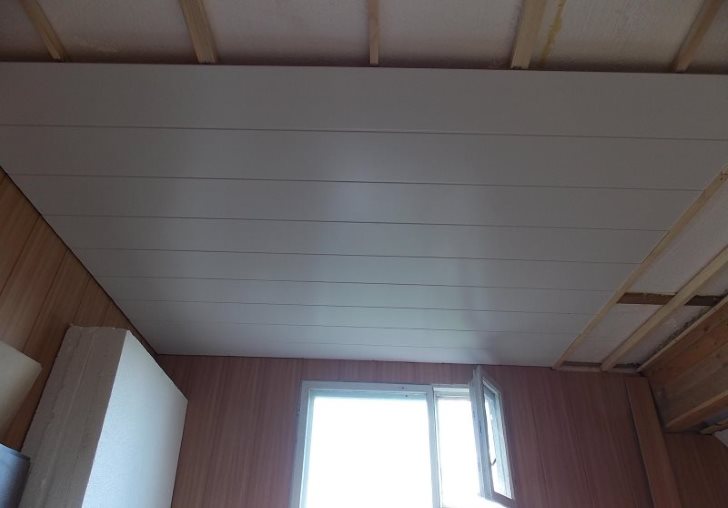 Coprendo il soffitto della cucina con pannelli in PVC su una cassa di legno