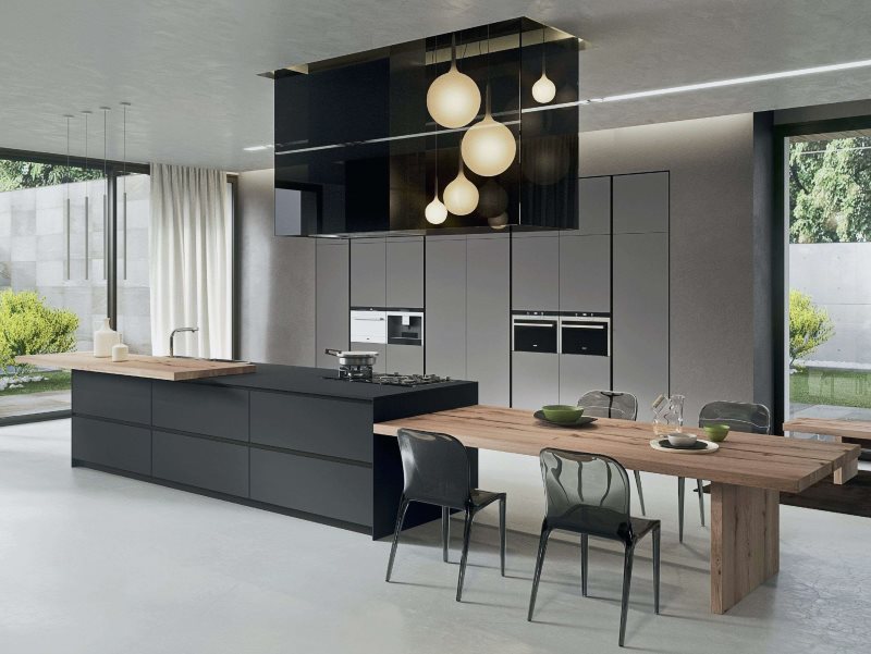 Cucina design di una casa privata con finestre panoramiche