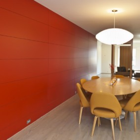 Mur rouge à l'intérieur de la cuisine