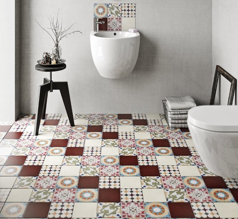 Plancher en céramique patchwork dans salle de bain ethnique