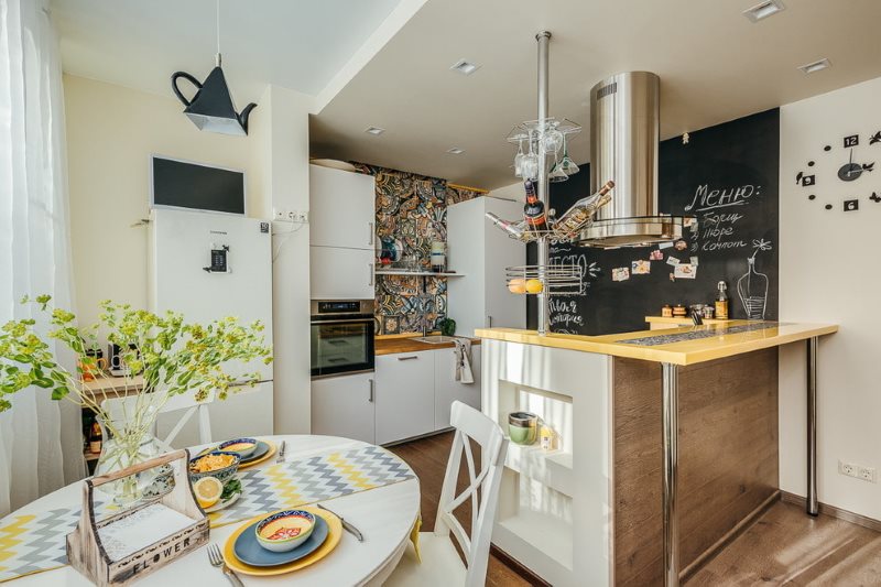 Evidenziando l'area di lavoro della cucina con un soffitto in cartongesso