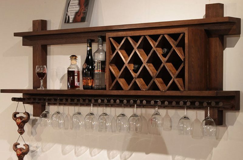 Scaffale per vino in legno con supporto per bicchieri