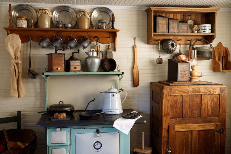 Étagères en bois laqué dans la cuisine de style campagnard