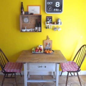 Scaffali decorativi sul muro giallo della cucina