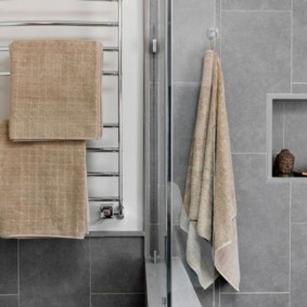 Murs de salle de bain gris