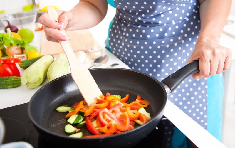 Faire griller les tomates dans une poêle dans une cuisine au fromage