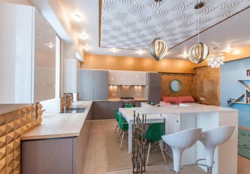 Soffitto di una cucina moderna con piastrelle in polistirene espanso