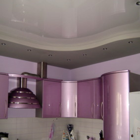 Soffitto lucido del loro PVC in una cucina moderna