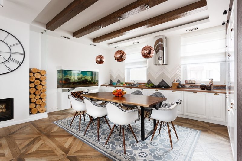 Travi in ​​legno marrone sul soffitto della cucina