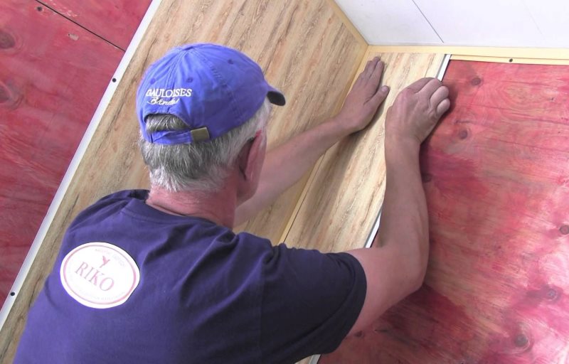 Installation de panneaux en PVC sur une base en contreplaqué