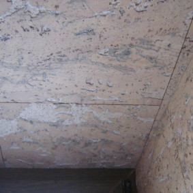 Light cork panels for the ceiling