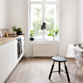 Cuisine scandinave sans armoires suspendues