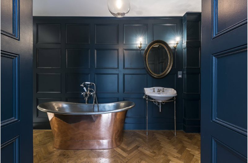 Panneaux bleu foncé à l'intérieur de la salle de bain