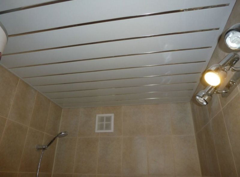 Plafond dans la salle de bain avec doublure en plastique