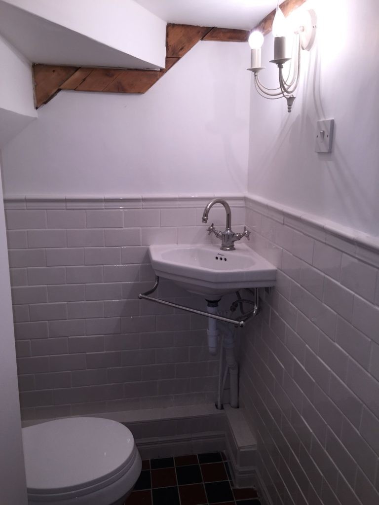 Lavabo d'angle sous l'escalier