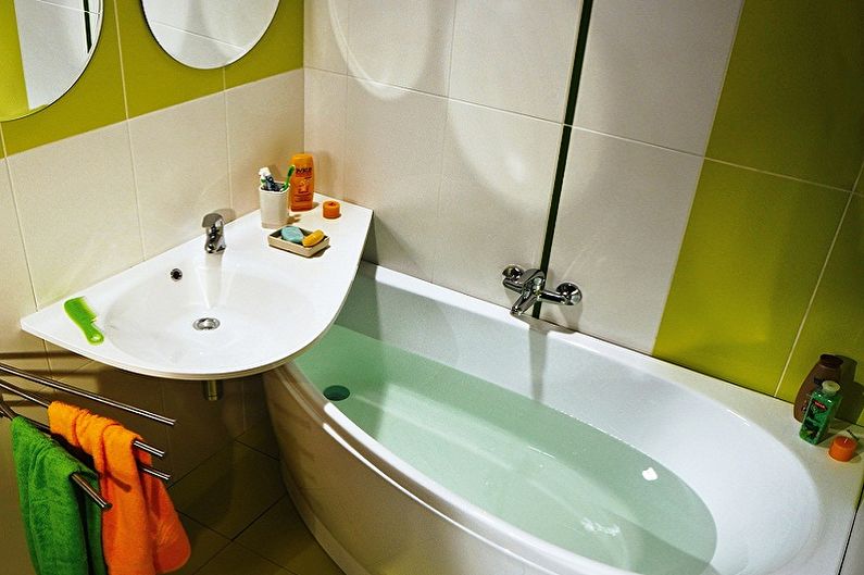 Placement compact d'une baignoire et d'un lavabo dans une petite salle de bain