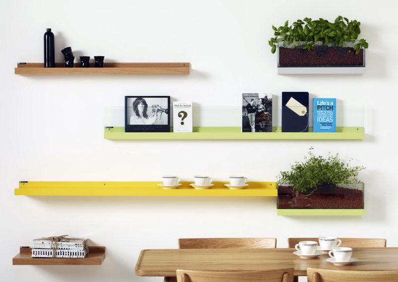 Étagères multicolores sur un mur de cuisine blanc