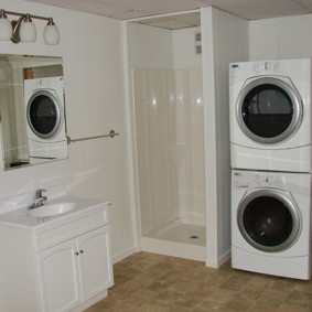 Spacious bathtub with two washing machines