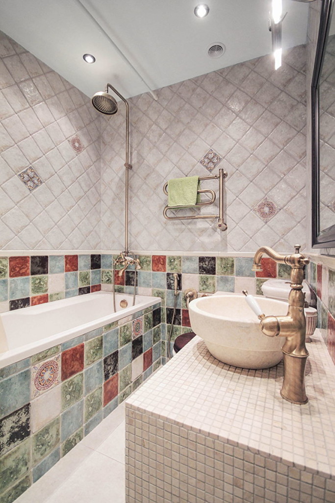 Diagonal laying of tiles on the wall of the bathroom in the style of the classic