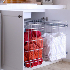 placard un étui avec un panier à linge pour une salle de bain une photo d'intérieur