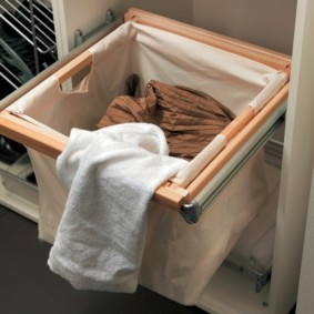 cas d'armoire avec un panier à linge pour une conception d'idées de salle de bain