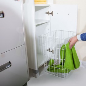 une armoire avec une corbeille à linge pour une salle de bain des idées d'intérieur