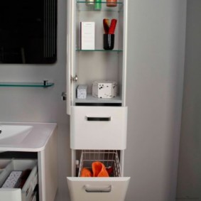 astuccio per le matite con un cesto per il bucato per un design fotografico del bagno