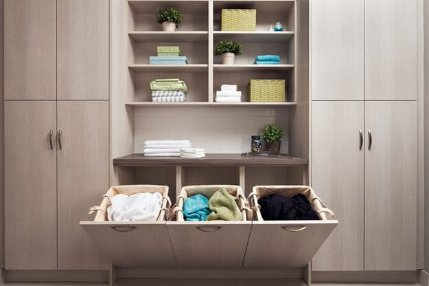 armoire de rangement avec un panier à linge pour une salle de bain