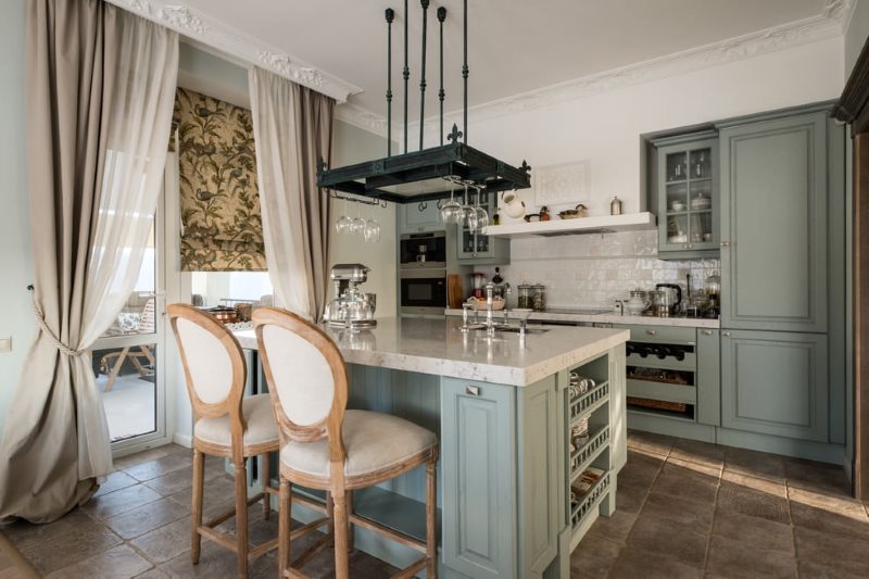 Rideaux à l'intérieur de la cuisine dans le style italien