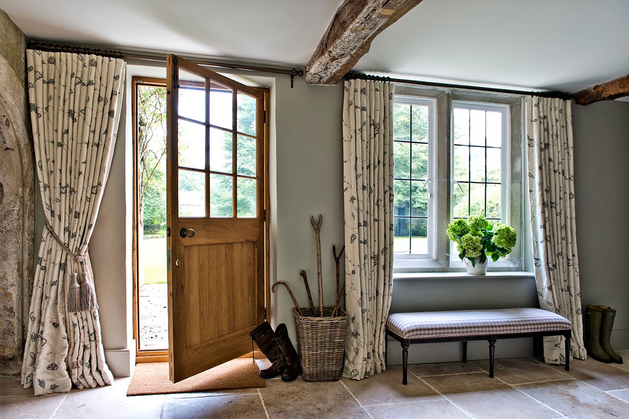 rideaux dans le couloir dans un intérieur de maison privée