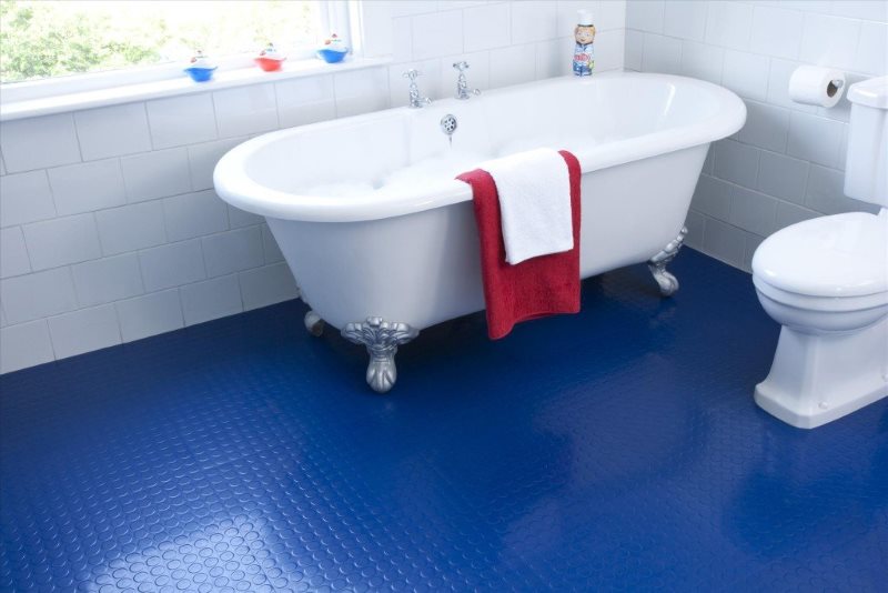 Plancher bleu à l'intérieur de la salle de bain d'une maison de campagne