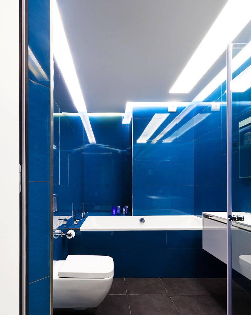 Illuminazione del bagno con pareti blu