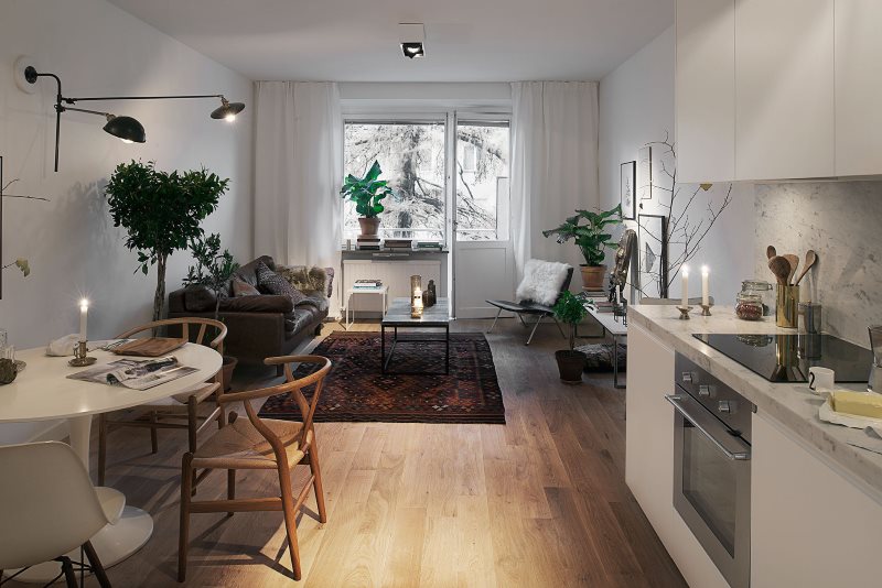 Chambre allongée avec balcon de style scandinave