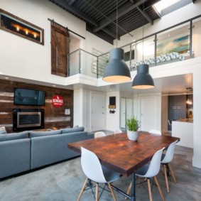 Table en bois dans le salon-cuisine d'une maison privée