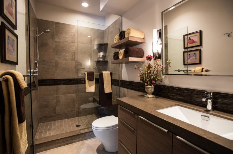 Intérieur des toilettes avec douche de style moderne