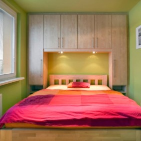 armoires sur le lit dans les options de photo de la chambre