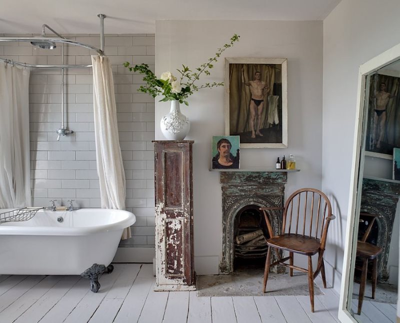 Vieilles choses dans un intérieur de salle de bain de style chic minable