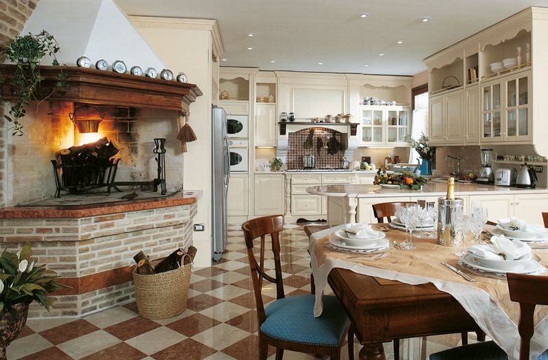 Cheminée à l'intérieur de la cuisine d'une maison de campagne