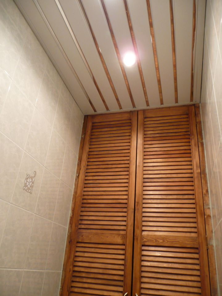 Recessed luminaire on the rack ceiling of the toilet