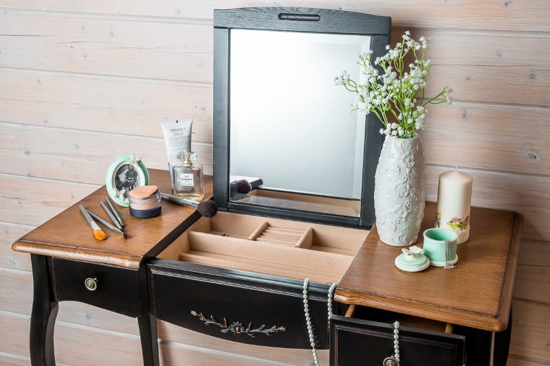 Table en bois avec miroir relevable