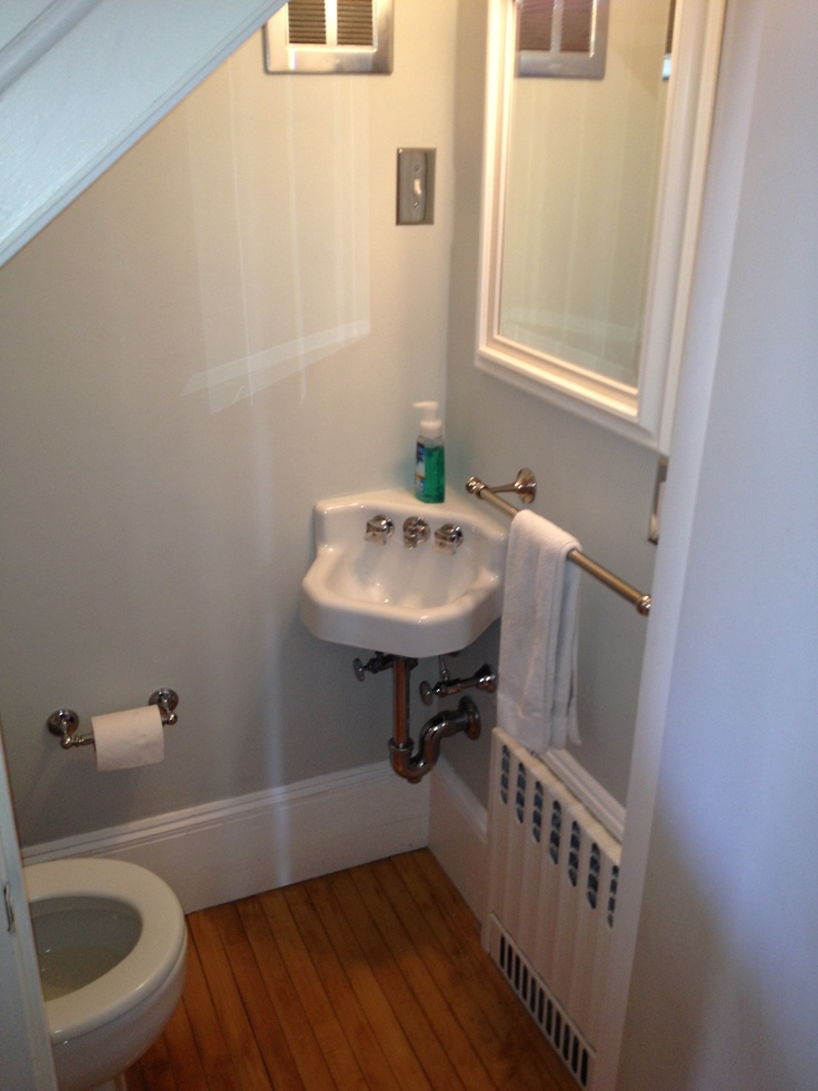 Lavabo d'angle dans les toilettes d'une maison en bois