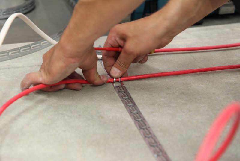 Fixation du câble chauffant au chauffage au sol électrique