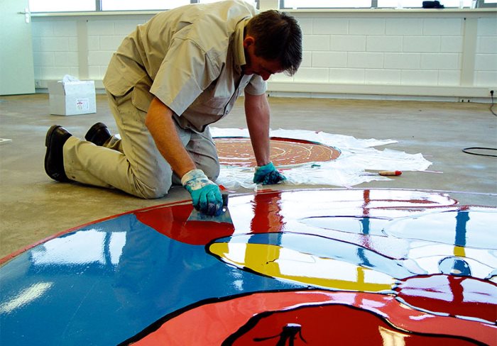 Dessiner une couche de polymère d'un plancher en vrac sur un dessin acrylique