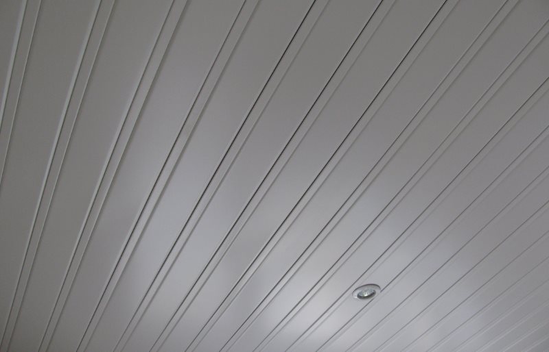 Superficie del soffitto bianco in bagno