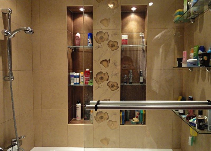 Built-in glass shelves in the bathroom niche