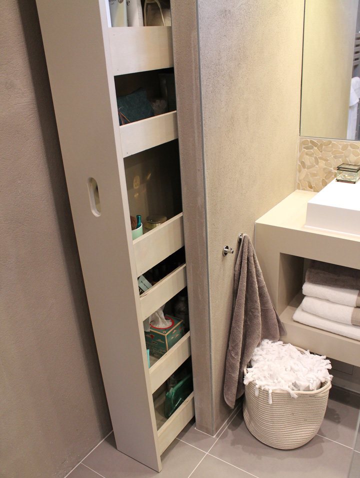 Extendable shelves in the interior of the bathroom