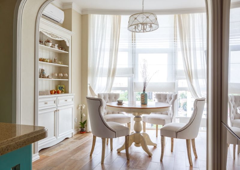 Decorazione della finestra nella sala da pranzo della cucina italiana