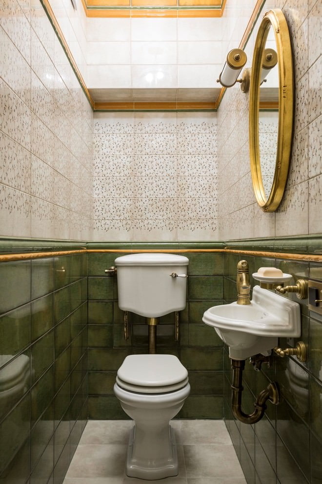 Intérieur des toilettes sans baignoire classique